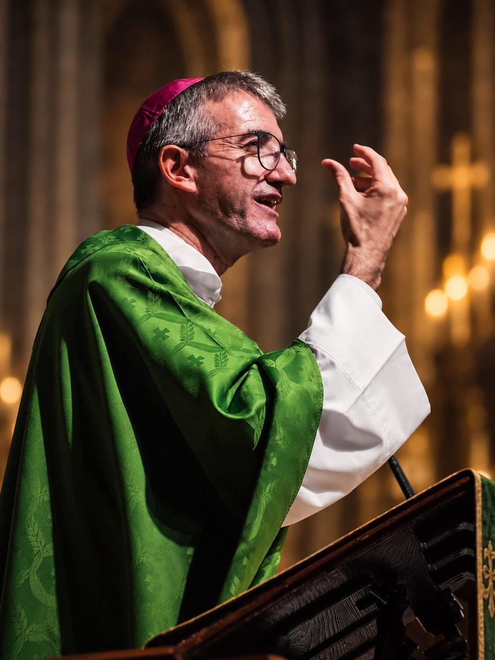 Mons. Toni Vadell, con casulla verde, predica desde el ambón.